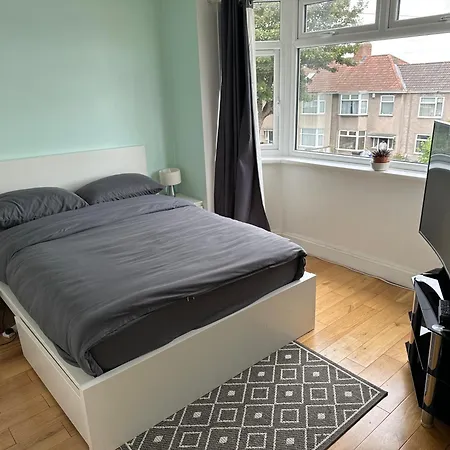 Private Room Near Sothmead Hospital And Airbus Homestay Bristol